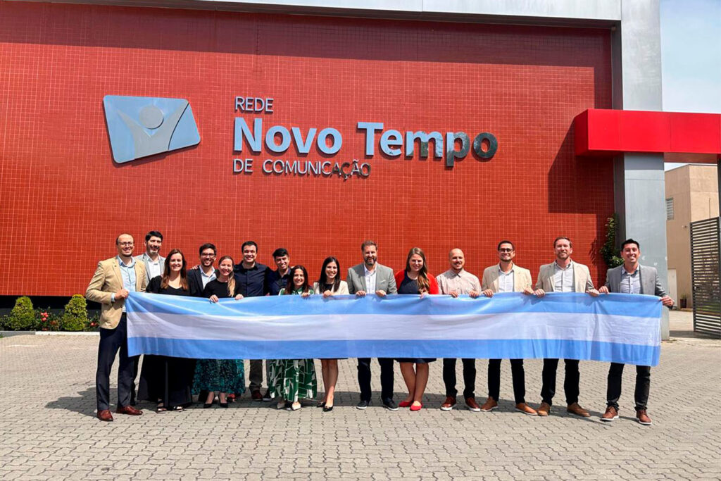 Delegación de Argentina frente al edificio de Novo Tempo