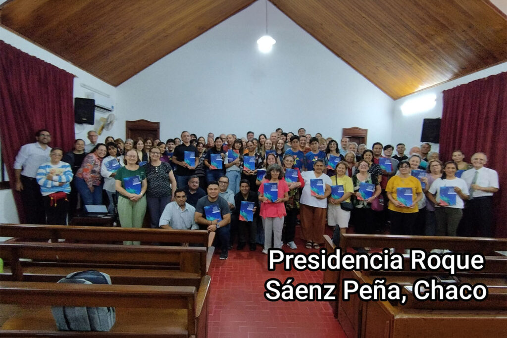 Miembros de Iglesia en la Presidencia Roque Sáenz Peña, Chaco con materiales de estudio.