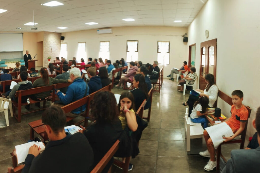 Comunidad de la Iglesia Adventista de Pehuajó estudiando.