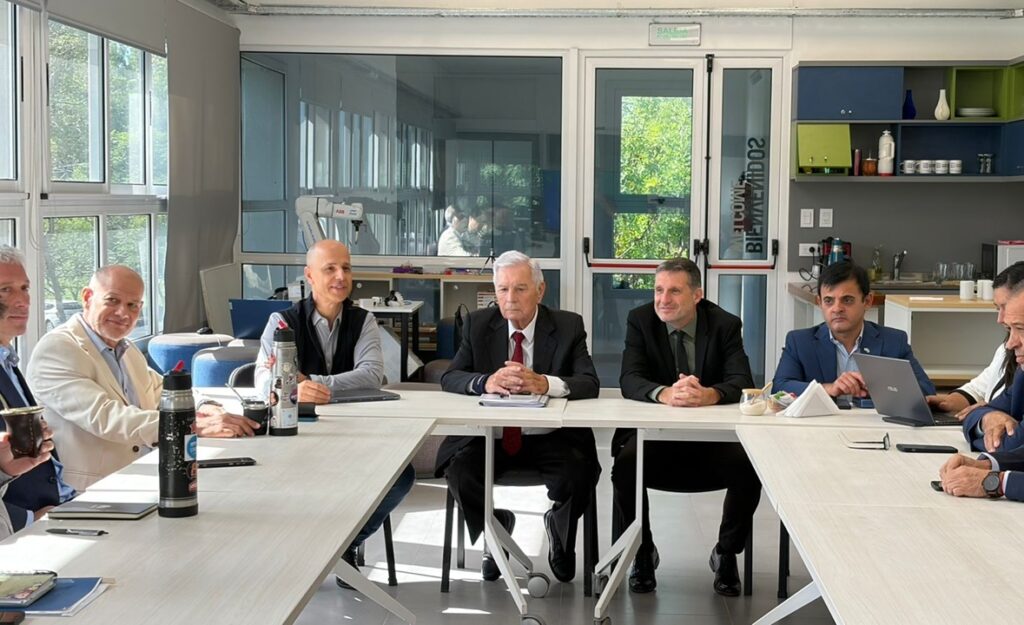 El Dr. Hector Motta y representantes de las universidades de Entre Ríos presentes en la reunión favorezca el emprendimiento en la provincia.
