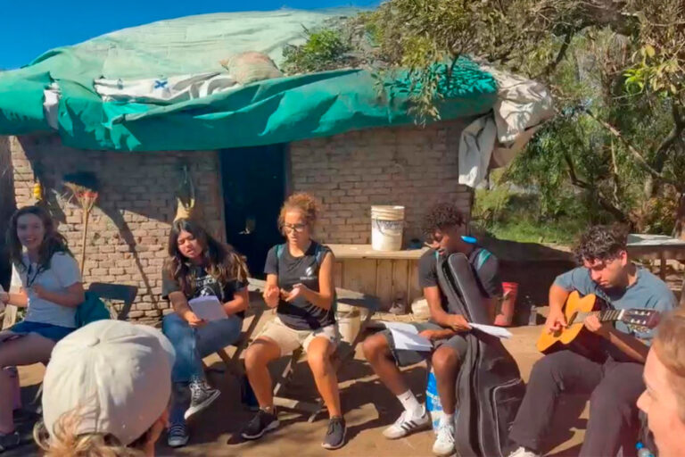Un sábado particular de servicio y aprendizaje en Las Cuevas