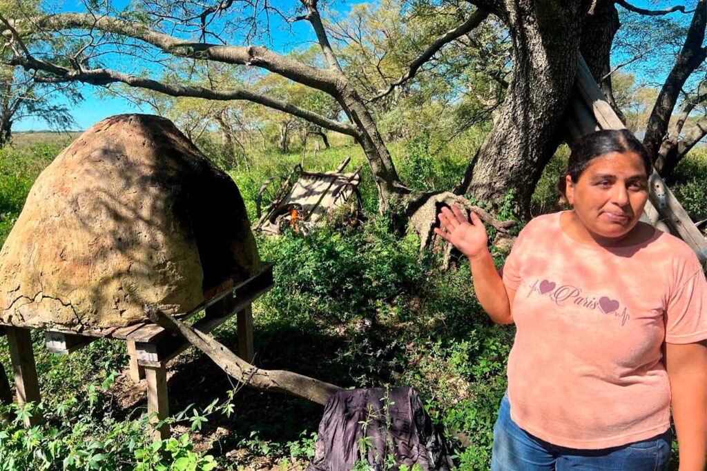 Isleña muestra su horno de barro a los alumnos de ACA.