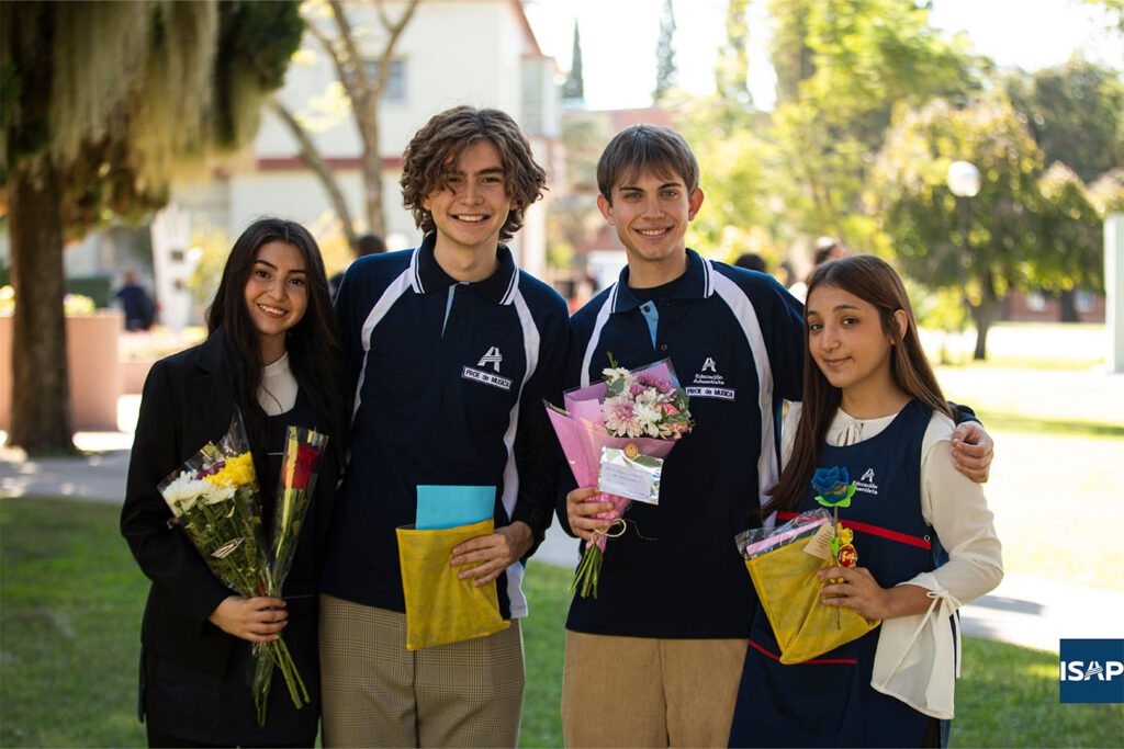 Alumnos ingresantes al finalizar la ceremonia vocacional.