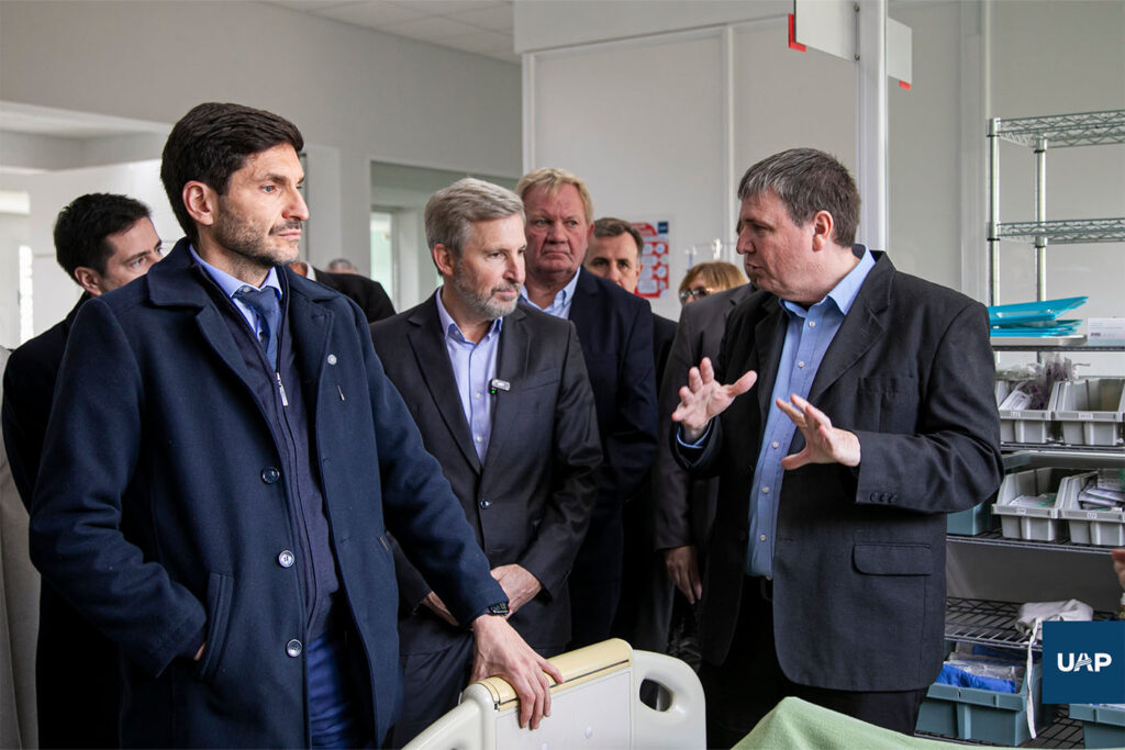 El Dr. Heissenberg explica cómo funciona el Centro de Simulación a los gobernadores Rogelio Frigerio y Maximiliano Pullaro.