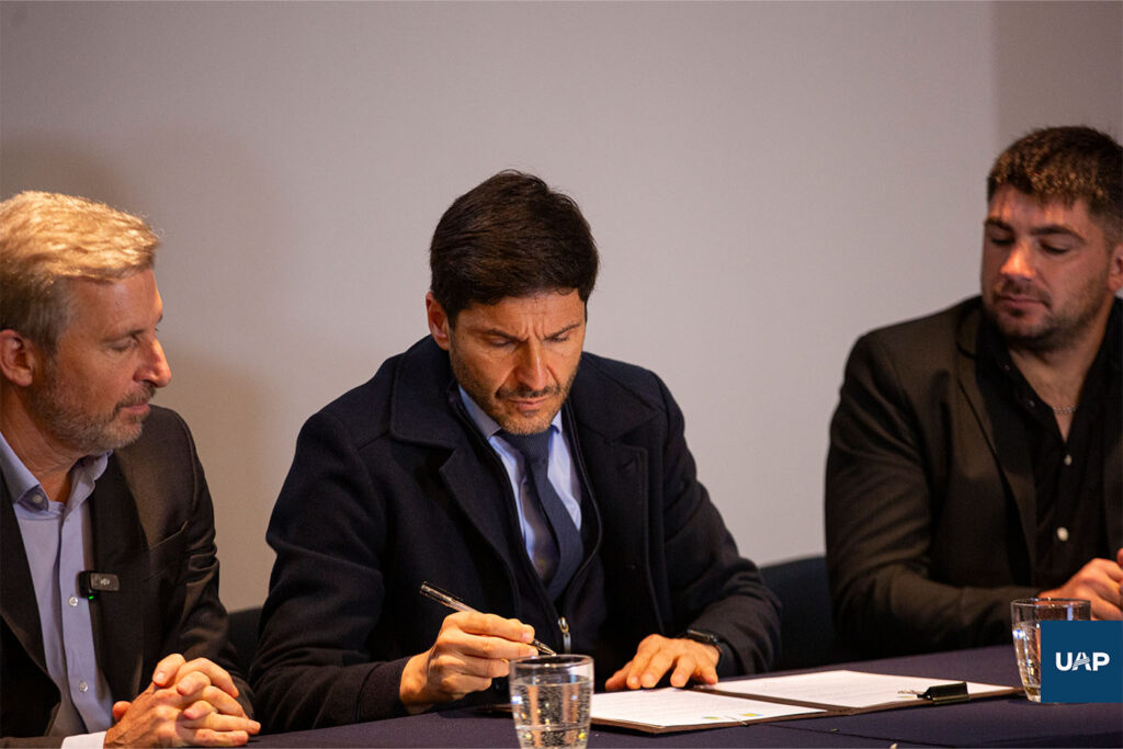 El gobernador Maximiliano Pullaro firma el acuerdo.