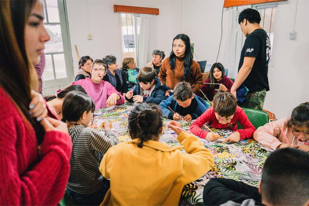 Niños de la comunidad Gue Guidai Bera participando de las actividades bíblicas