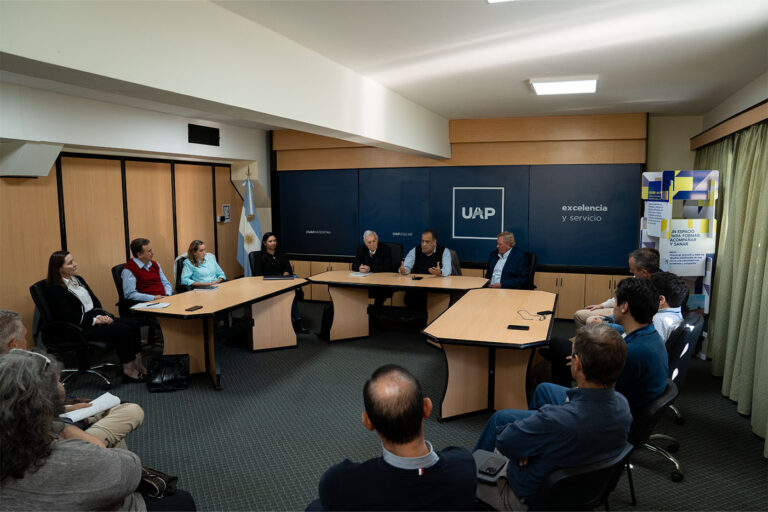 https://uap.edu.ar/wp-content/uploads/2026/05/EDIT_cuerpo_representantes-de-las-diferentes-instituciones-de-LSM-en-la-presentacion-de-la-catedra-Hector-Motta-768x512.jpg