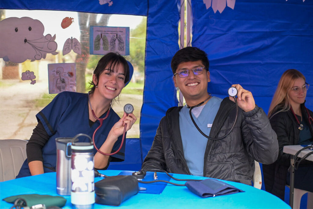 Estudiantes de la UAP en el stand de Aire puro.