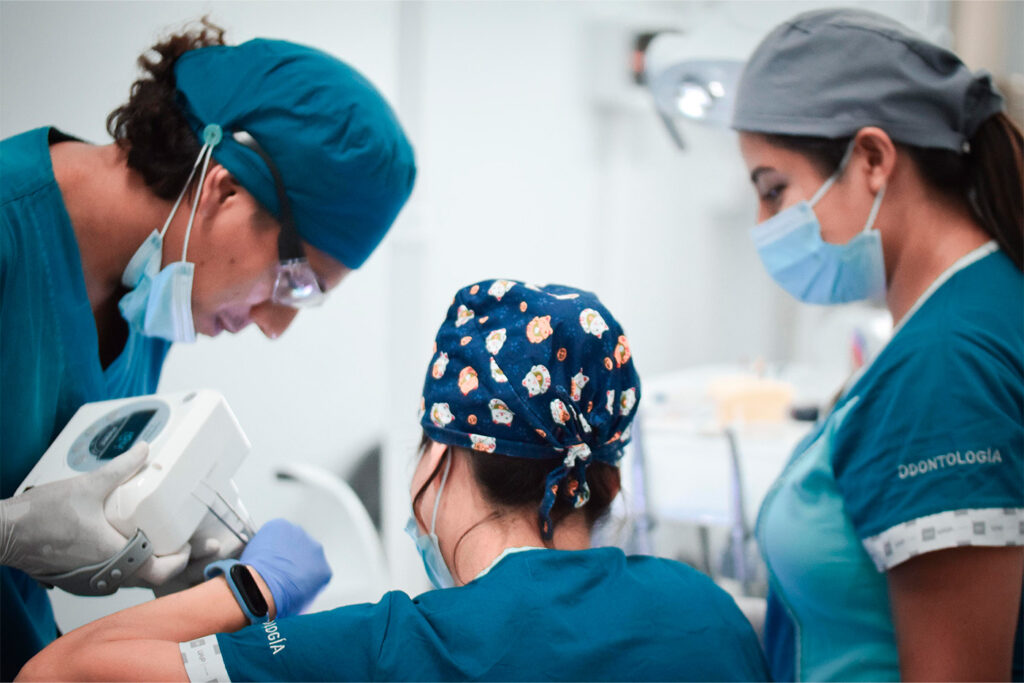 El Dr. Jorge Escandriolo y estudiantes brindan servicio bucodental a la comunidad en Santa Elena.