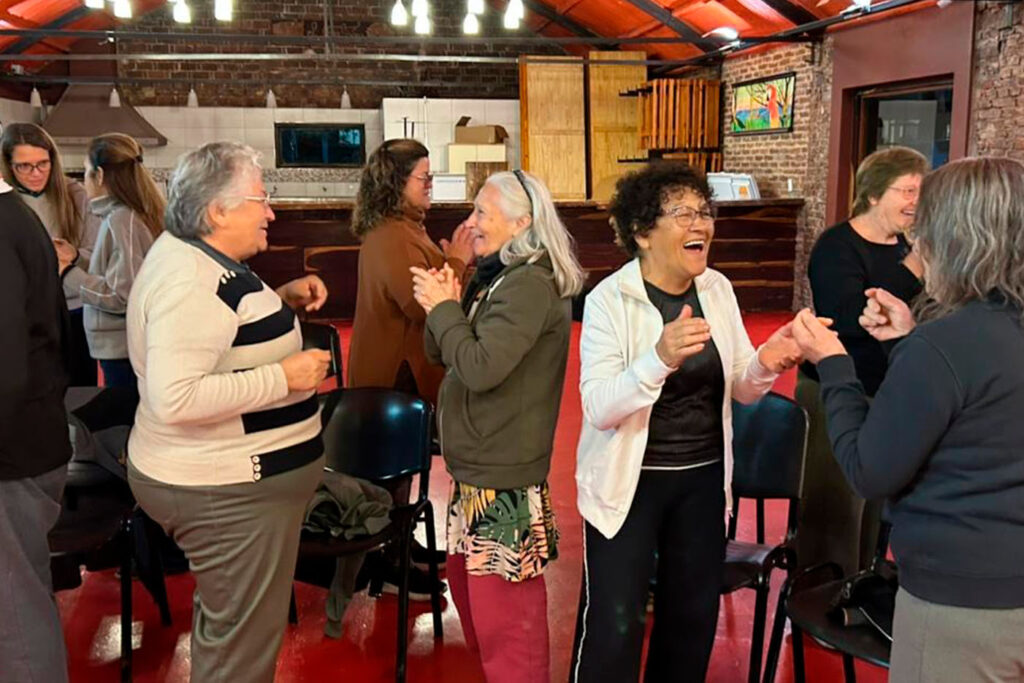 Adultos mayores participando de las actividades de la Universidad Abierta