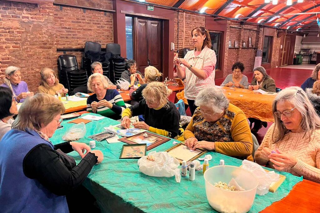 Adultos mayores en el taller de Arte Terapia.