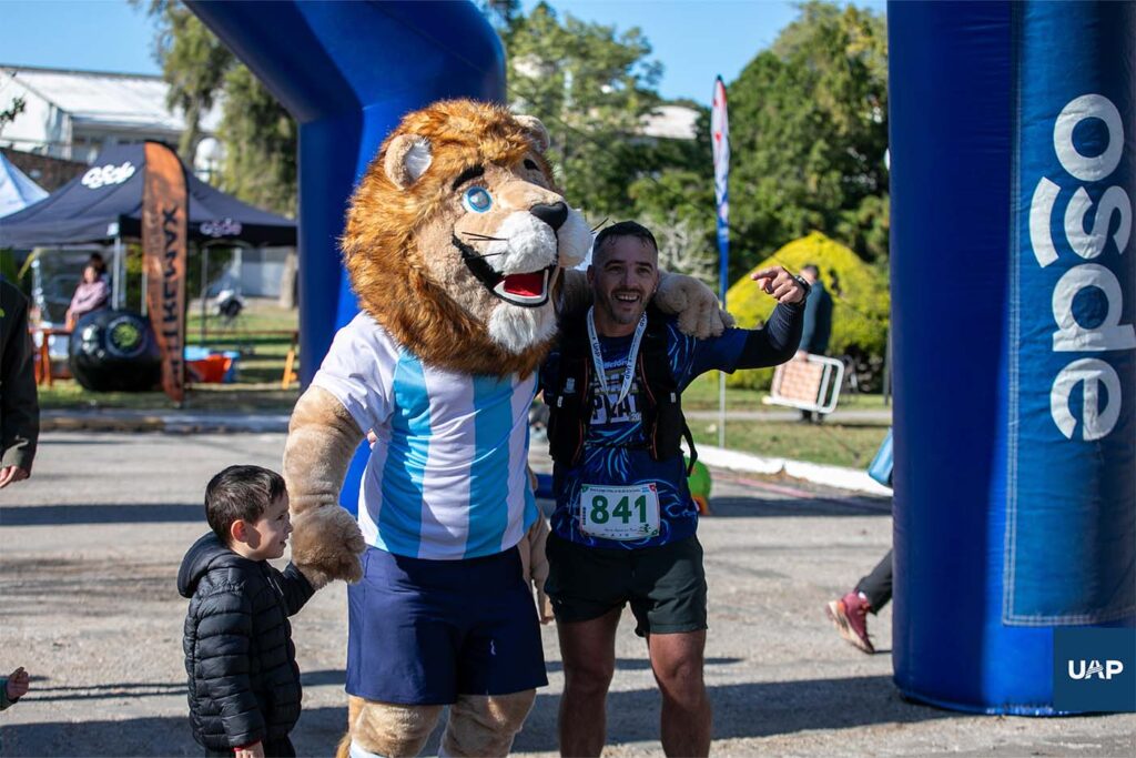 Padre e hijo junto a Leonix, después de haber completado la carrera.