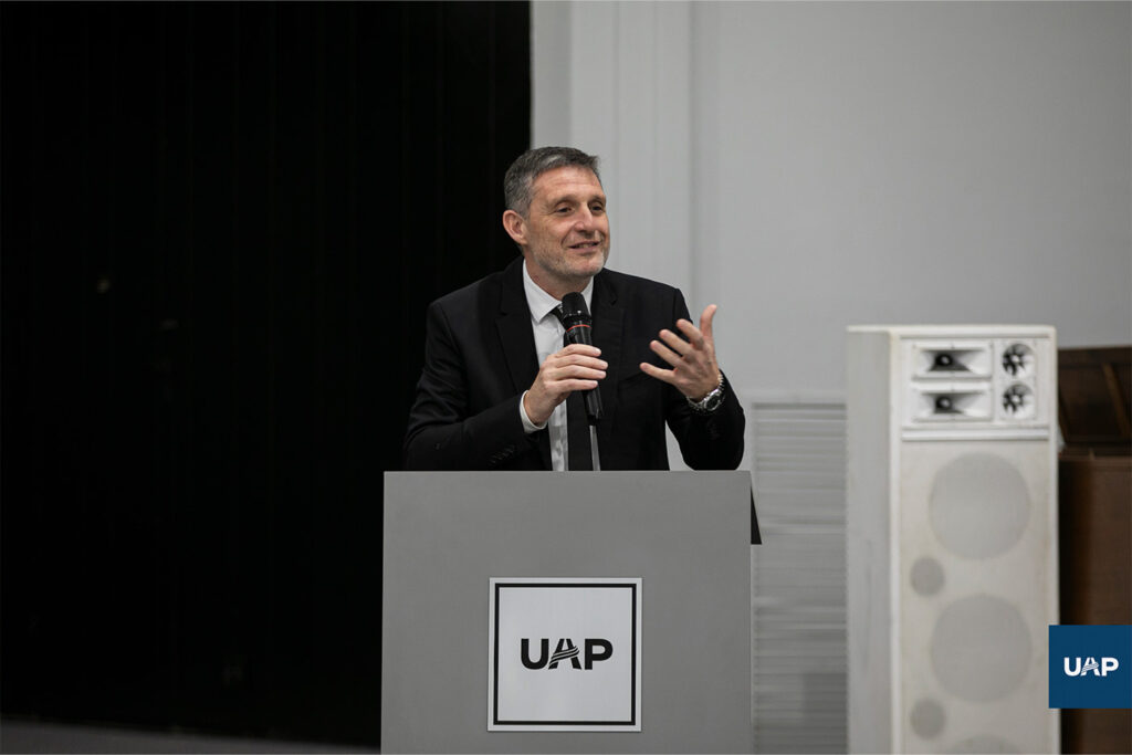 Dr. Luciano Filipuzzi en su disertación
