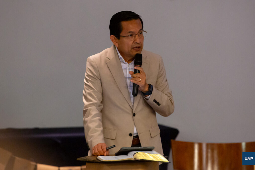 Dr. Adolfo Suárez en su participación en el Rerito Espiritual de Teología.