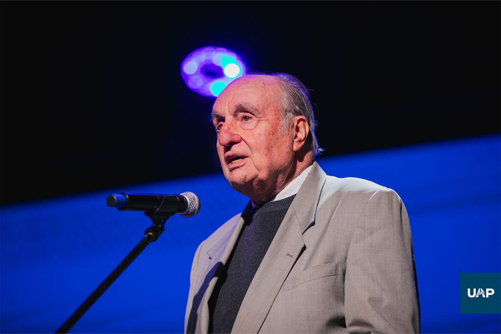 El Dr. Aecio Cairus dirige palabras de agradecimiento.