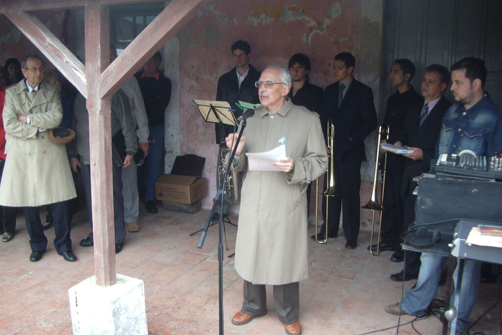 Dr. Juan Carlos Priora y participantes durante el acto de emplazamiento