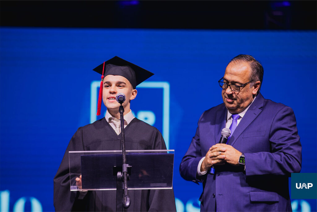el Mag. Rizzo y el graduando Ronald Nicolás Schimpf, de Ingeniería en Sistemas de Información, dirigieron el tradicional voto profesional