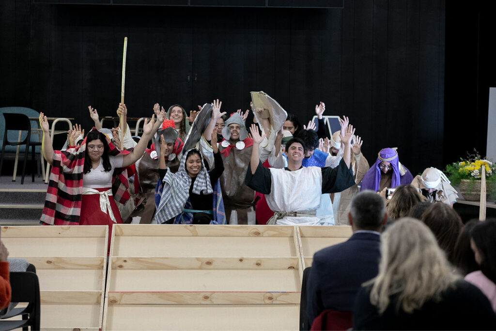 Estudiantes de secundaria en la representación teatral de la historia de Jericó.