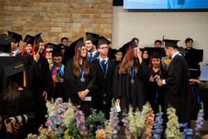 Graduandos reciben medallas por la Unión Argentina de la Iglesia Adventista.