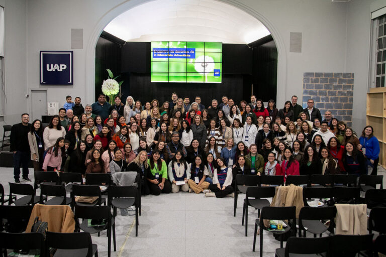 Educadores adventistas renovaron su compromiso con la enseñanza en un encuentro realizado en la UAP