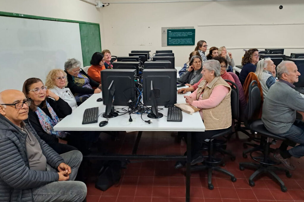 Adultos mayores participan del taller Mente Activa en la Era Digital.