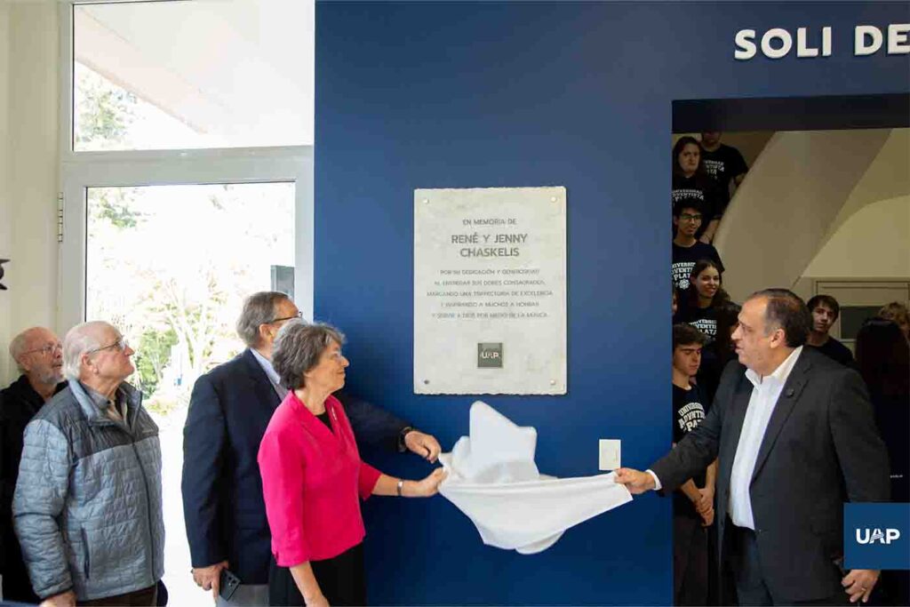 El Mag. Horacio Rizzo, rector de la UAP, junto al Dr. Luis Shulz y la Mag. Susana Ch. de Schulz en el momento de la dedicación a Jenny y René Cheskius