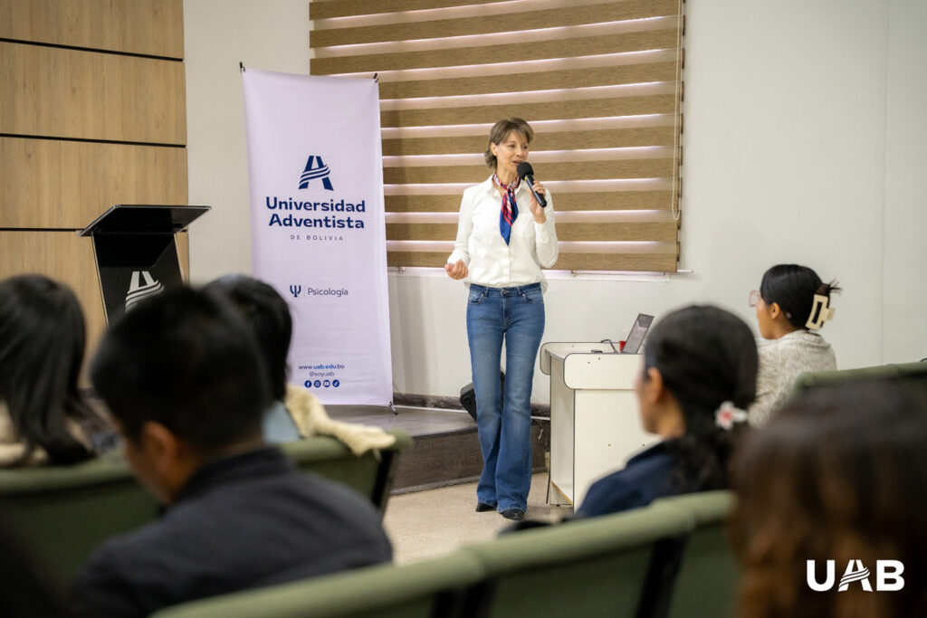 Dra. Oros en su disertación en la Universidad Adventista de Bolivia