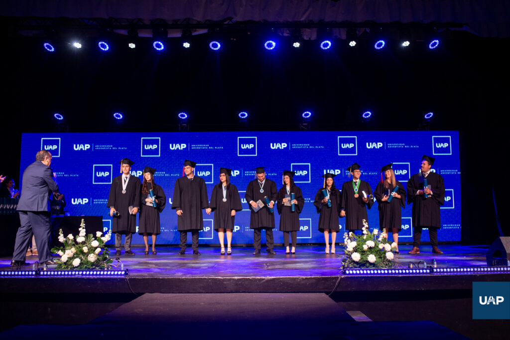 Momento en el que se hizo mención especial a los matrimonios graduados en esta primera cohorte 2026.