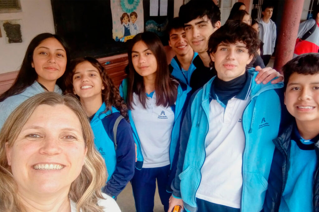 Prof. Cintia Sack con los estudiantes del IAP que participarán en la Olimpíada Matemática Argentina.