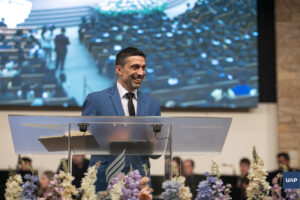El Pr. Dimare en su disertación en el culto de gratitud.