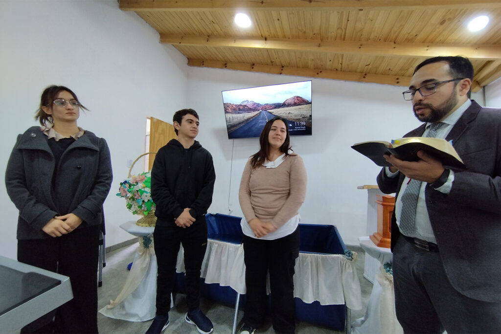 Miembros de iglesia participan del curso "El Arte de Dar Estudios Bíblicos”.