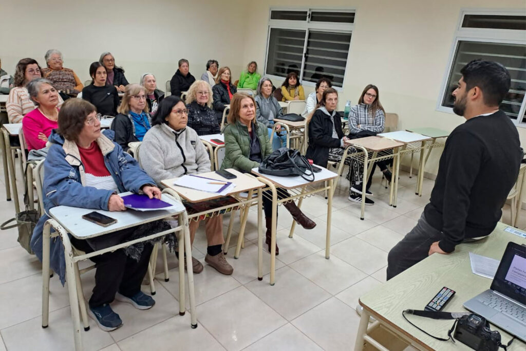 El Cs. Emmanuel Torres dictando el taller de fotografía.