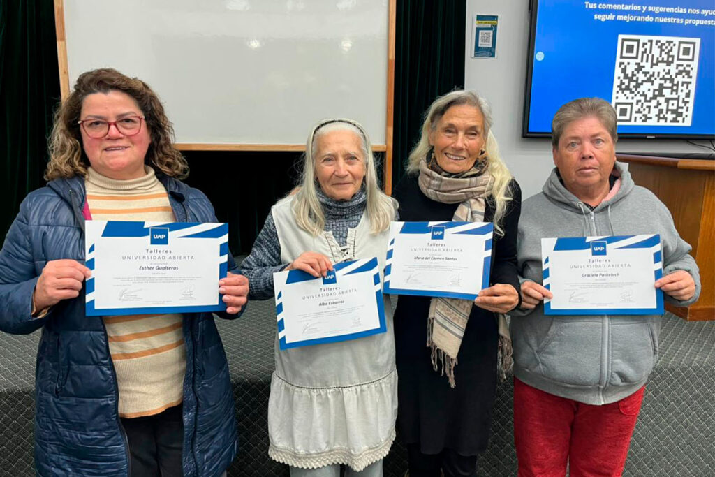 Adultos mayores con sus certificados