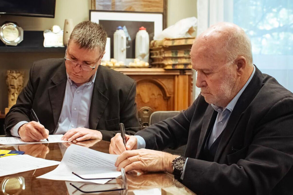 El Dr. Daniel Heissengber junto a Fanti firmando el convenio