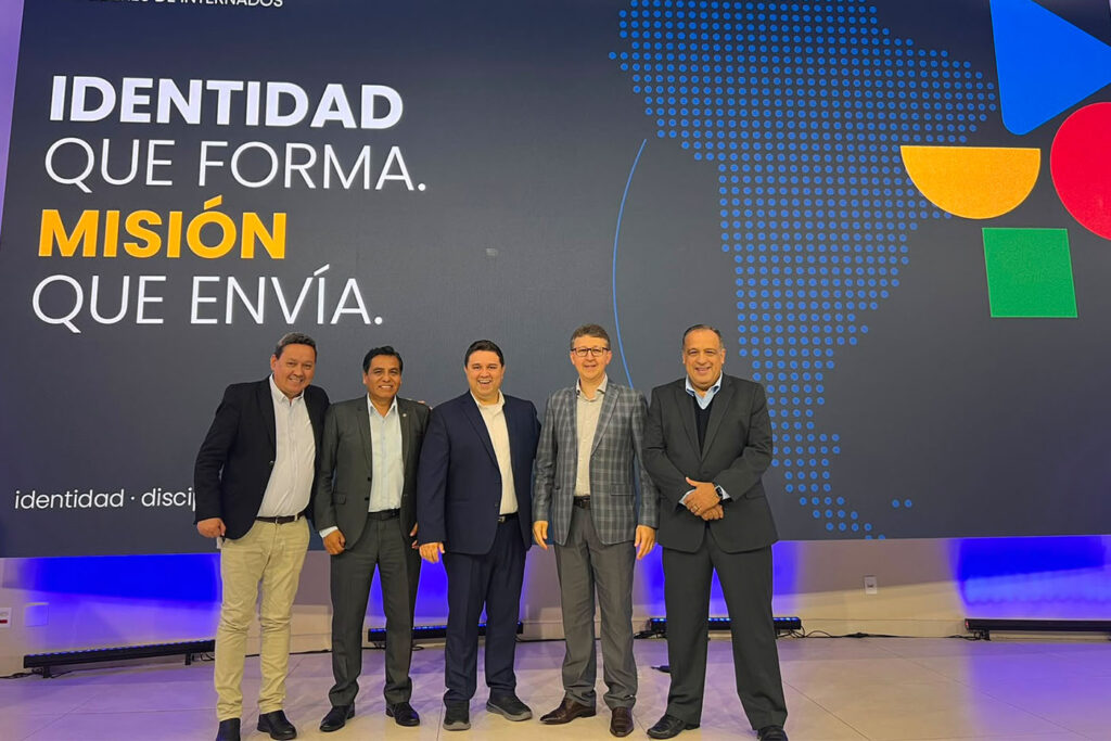 El Mag. Rizzo, el Prof. Guzmán y el Prof. Acevedo, junto al Pr. Stanley Arco, Presidente de la División Sudamericana (DSA) y el Dr. Abel Apaza, director asociado de Educación de la División Sudamericana.