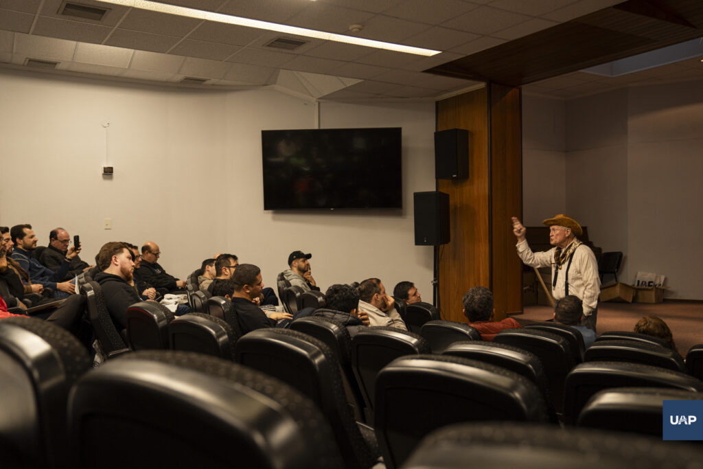 El Pr. Edwin Mayer en la representación histórica sobre los pioneros adventistas de Sudamérica.