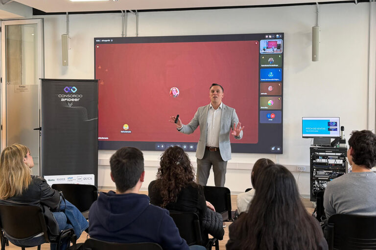 Taller de Pitch fortalece a los equipos del “Desafío de Innovación”