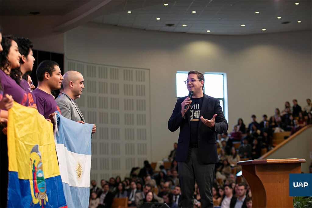 El Pr. Dieter Burns en la presentación de los voluntarios actuales.
