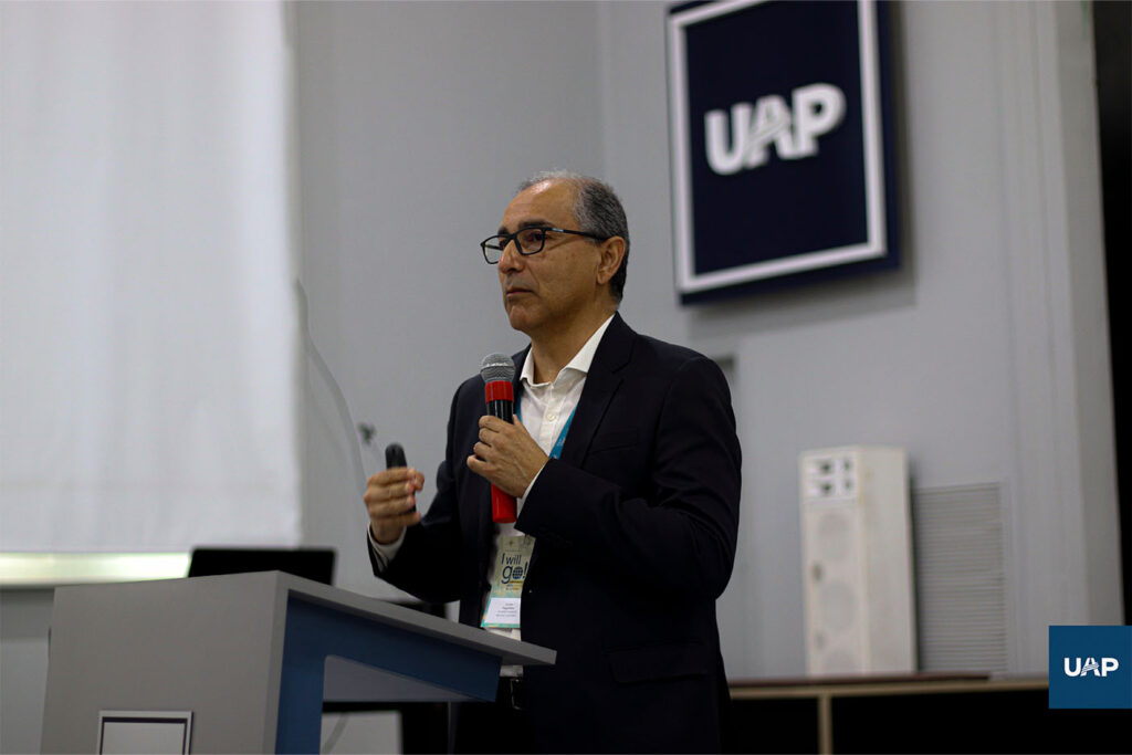 El Mag. Carlos Magalhaes impartiendo el taller Misión en el mundo digital.