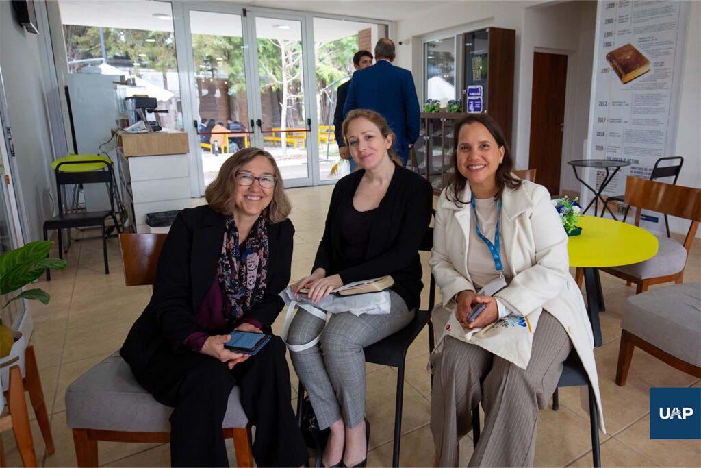 La Enfra. Marcia McEdward junto la Traductora Carolina Ramos y la Dra. Elmita Acosta.