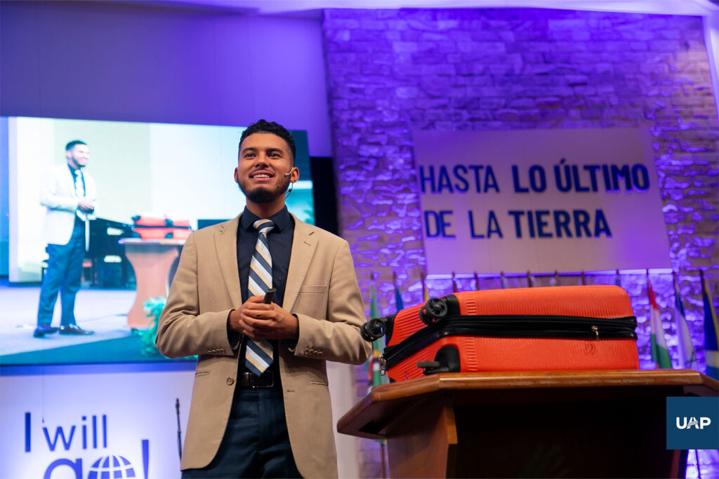 Pr. Powell en su disertación en el Templo UAP