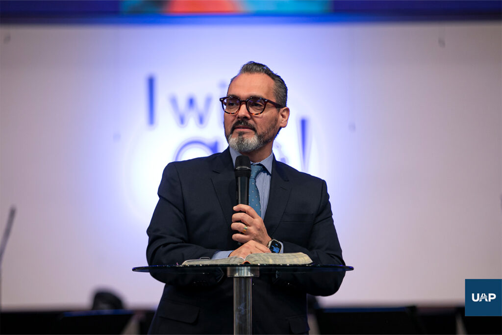 Pr. Jorge Rampogna en su participaci{on en una de las plenarias del congreso.