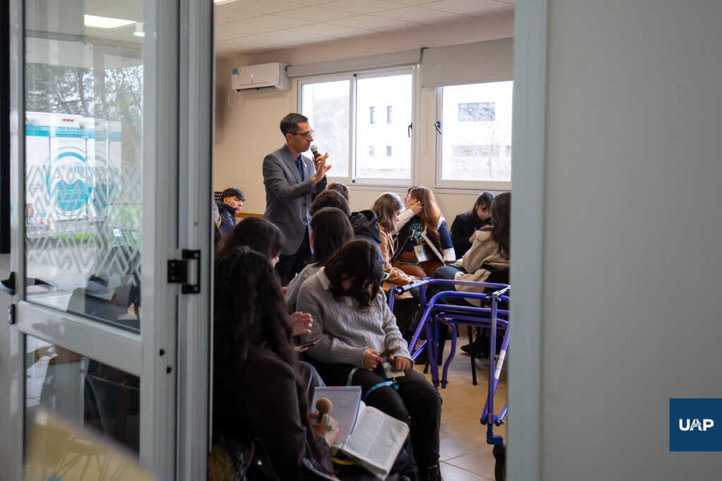 El Pr. Sebastián Godoy impartiendo el taller Discovery Bible Study.