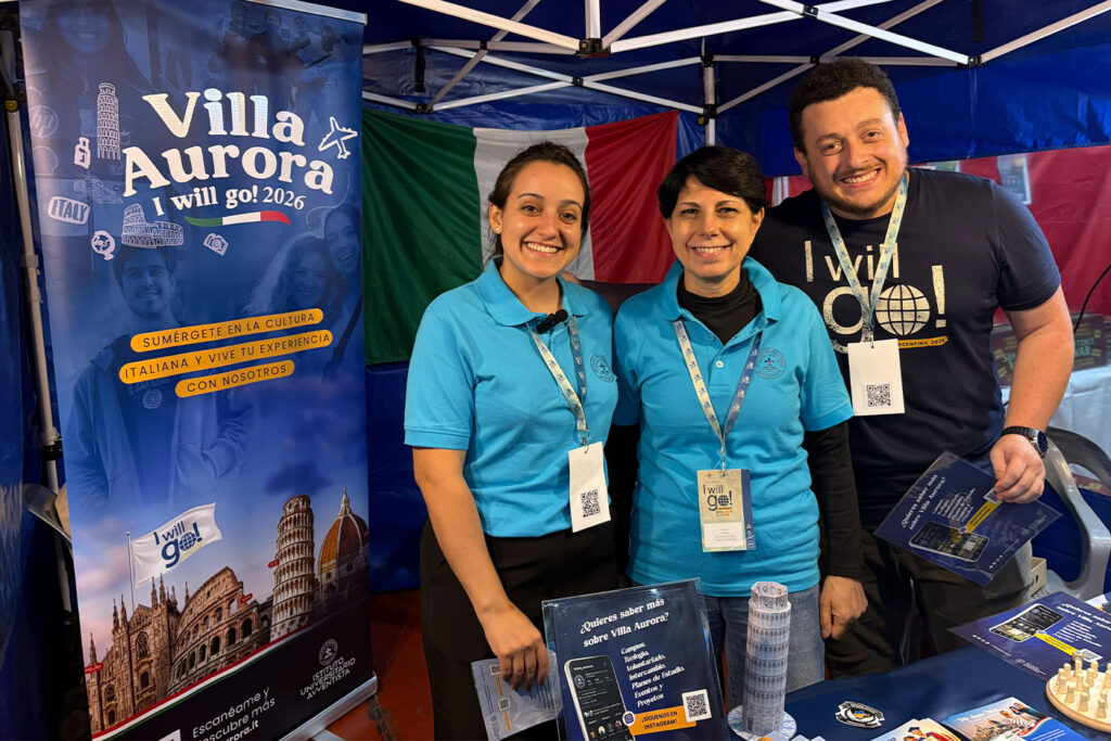 A la izquierza, Dra. Bozza, responsable de selección de voluntarios; a la derecha, Pr. Giombattista Giombarresi, formador de voluntarios internacionales.