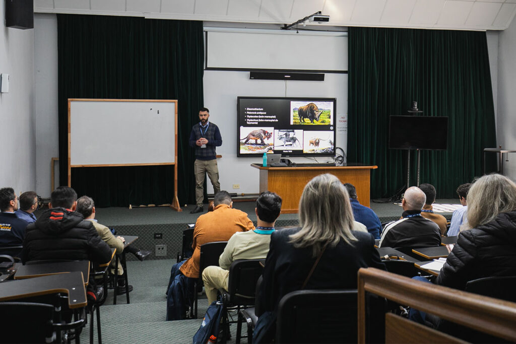 El Dr. Samuel Abdala impartiendo el taller sobre la extinción de la megafauna.
