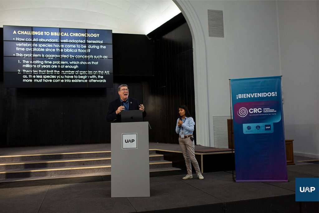 El Dr. Timothy Standish en la primera ponencia del Congreso, junto a la Mag. María Voos en la traducción