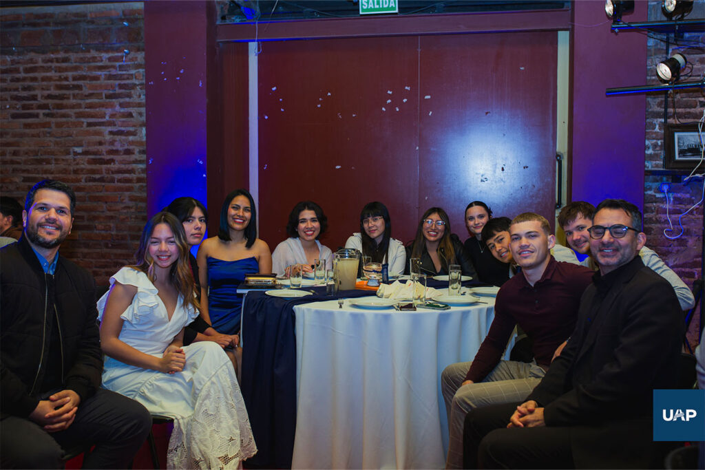 Estudiantes colportores en la Cena de las Victorias.