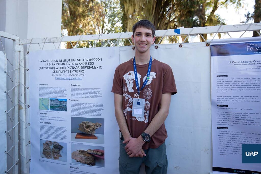 Ezequiel Leiss en la presentación de posters científicos.