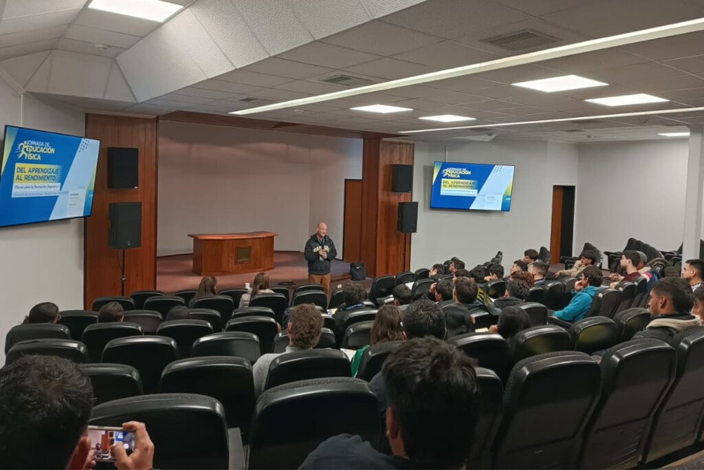 El área teórica de la Jornada se realizó en el salón Raúl Cesan.