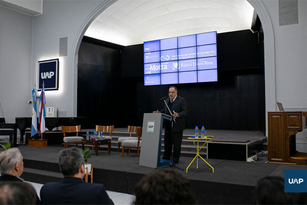Mag. Horacio Rizzo, rector de la UAP.